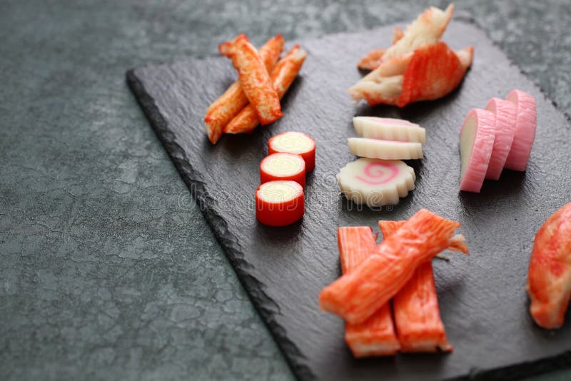 Variété de produits à base de surimi, bâtonnets de crabe imitation image libre de droits