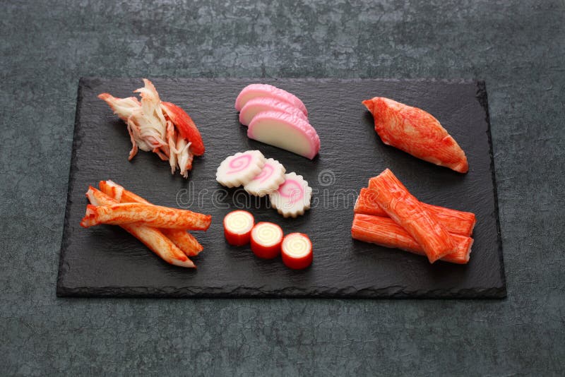 Variété de produits à base de surimi, bâtonnets de crabe imitation images libres de droits
