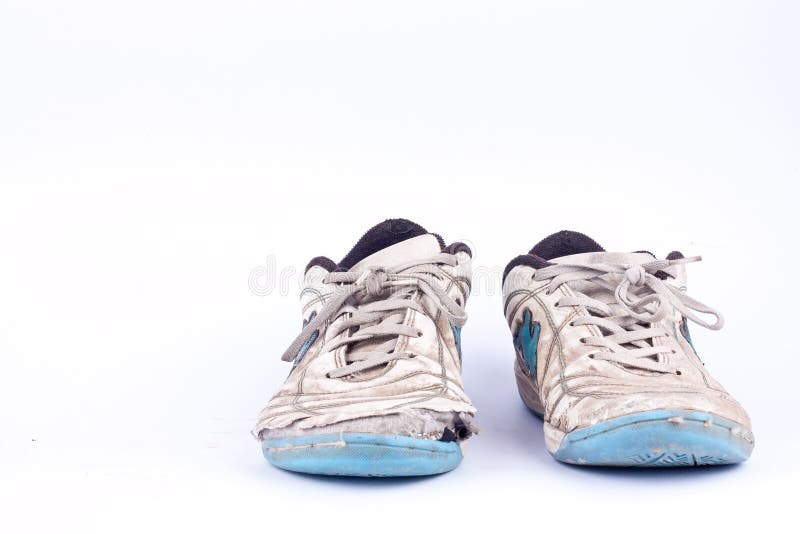 La vecchia annata ha danneggiato le scarpe futsal di sport su fondo bianco isolato immagine stock La vecchia annata ha danneggiato le scarpe futsal di sport su fondo bianco isolato immagine stock