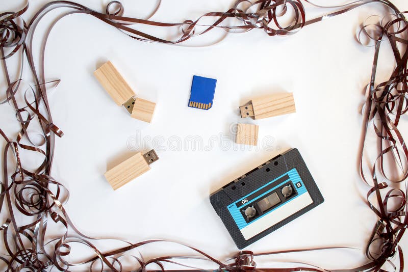 La vecchia cartuccia del registratore, il bastone di USB ed i dischi compatti si trovano nel telaio dal nastro a cassetta confuso fotografie stock libere da diritti La vecchia cartuccia del registratore, il bastone di USB ed i dischi compatti si trovano nel telaio dal nastro a cassetta confuso fotografie stock libere da diritti