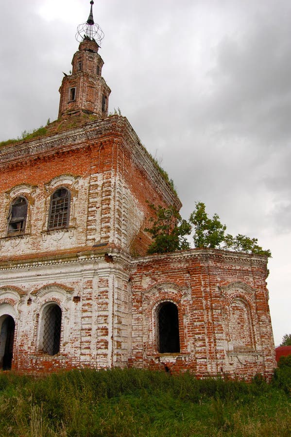 La vecchia chiesa rovinata del mattone rosso Città Suzdal'della Russia immagine stock La vecchia chiesa rovinata del mattone rosso Città Suzdal'della Russia immagine stock