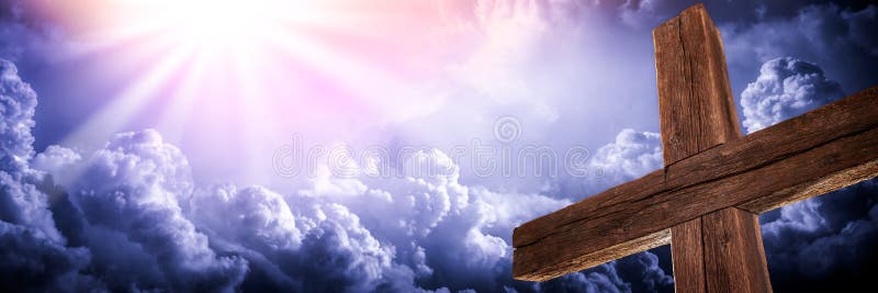 La Vecchia Croce Resistente Con Nuvole E Luce Gloriosa Dal Cielo