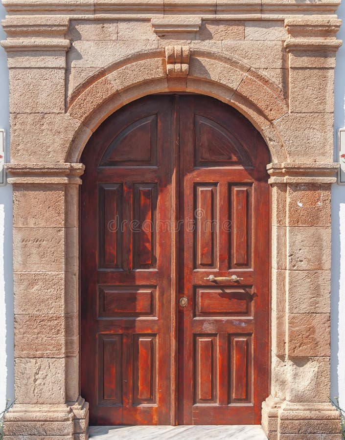 La vecchia decorazione domestica orientale di legno d'annata ha invecchiato la entrata arrugginita marrone fotografia stock La vecchia decorazione domestica orientale di legno d'annata ha invecchiato la entrata arrugginita marrone fotografia stock