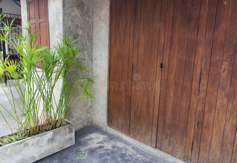 La vecchia porta di legno in città asiatica fotografia stock libera da diritti La vecchia porta di legno in città asiatica fotografia stock libera da diritti