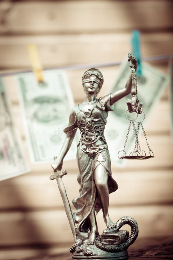 La venda de la escala de la tenencia de la justicia de la diosa o de la señora de Themis y los billetes de banco del dólar de USD fotos de archivo libres de regalías La venda de la escala de la tenencia de la justicia de la diosa o de la señora de Themis y los billetes de banco del dólar de USD fotos de archivo libres de regalías