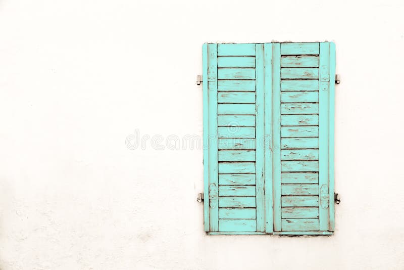 La ventana cerrada de madera ciánica verde sucia y resistida vieja rústica shutters con la pintura de la peladura imagen de archivo La ventana cerrada de madera ciánica verde sucia y resistida vieja rústica shutters con la pintura de la peladura imagen de archivo
