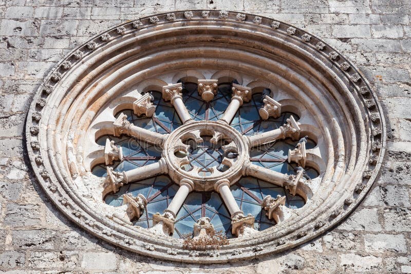 La ventana gótica de la rueda también llamada como Rose Window o Catherine Window en Santa Clara Church