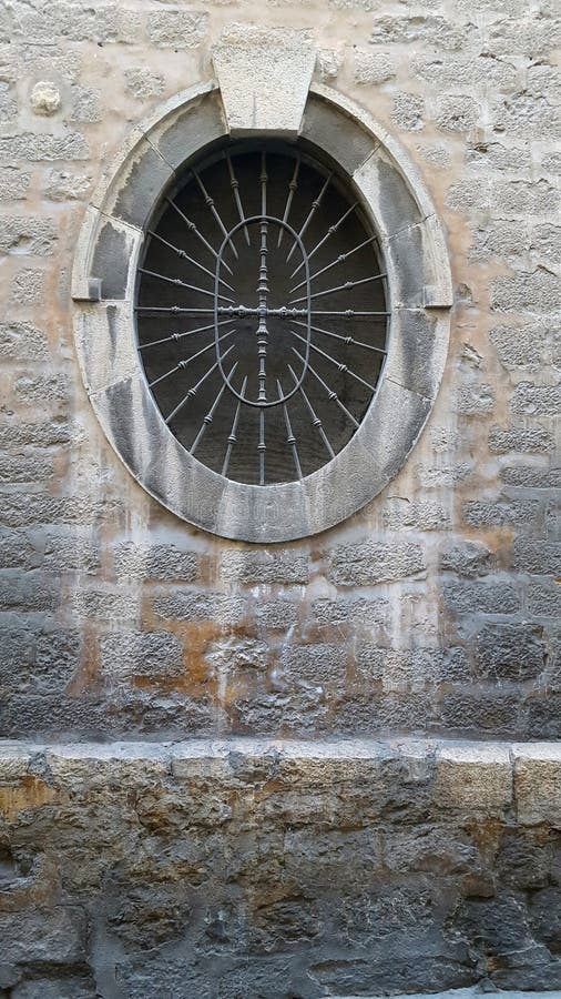 Ventana Oval En Pared De Ladrillo Imagen de archivo - Imagen de formado