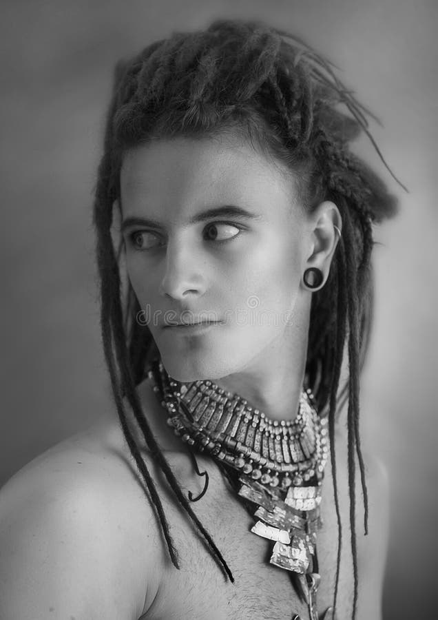 La verticale de jeune homme Type sexy beau élégant avec des Dreadlocks photos libres de droits La verticale de jeune homme Type sexy beau élégant avec des Dreadlocks photos libres de droits
