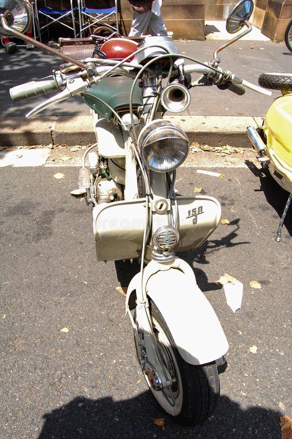 La vespa de la moto del vintage en salones del automóvil clásicos el día de Australia imagen de archivo libre de regalías La vespa de la moto del vintage en salones del automóvil clásicos el día de Australia imagen de archivo libre de regalías