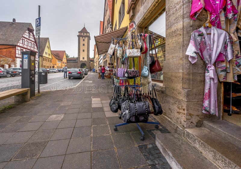 La via compera nel der Tauber del ob di Rothenburg immagini stock La via compera nel der Tauber del ob di Rothenburg immagini stock