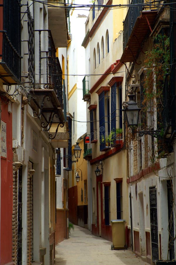 La via stretta nella città spagnola di Siviglia fotografie stock libere da diritti La via stretta nella città spagnola di Siviglia fotografie stock libere da diritti