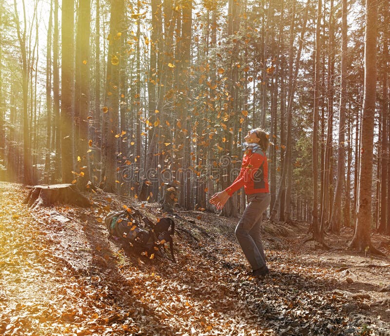 La viandante adatta della donna che gode della natura, gettante va immagini stock La viandante adatta della donna che gode della natura, gettante va immagini stock