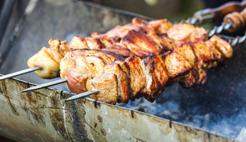 La Viande Sur Les Brochettes De Métal Est Frite Sur Le Gril Photo stock -  Image du brochette, barbecue: 216218584