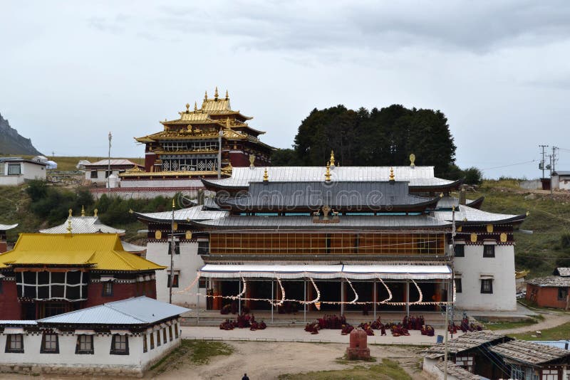 La vida alrededor del monasterio de Kirti Gompa en Langmusi, Amdo Tíbet, C foto de archivo La vida alrededor del monasterio de Kirti Gompa en Langmusi, Amdo Tíbet, C foto de archivo