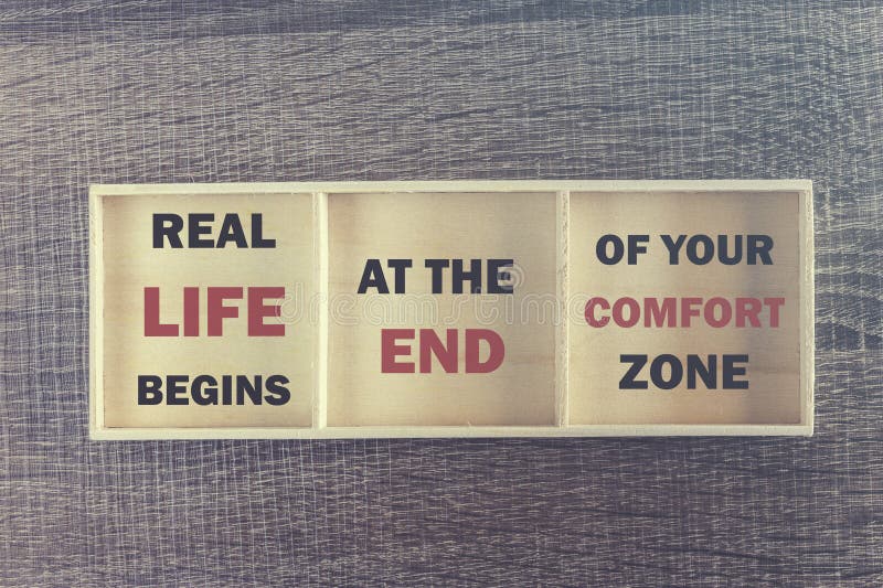 La vida real comienza en el final de su zona de comodidad Cita inspirada fotos de archivo libres de regalías