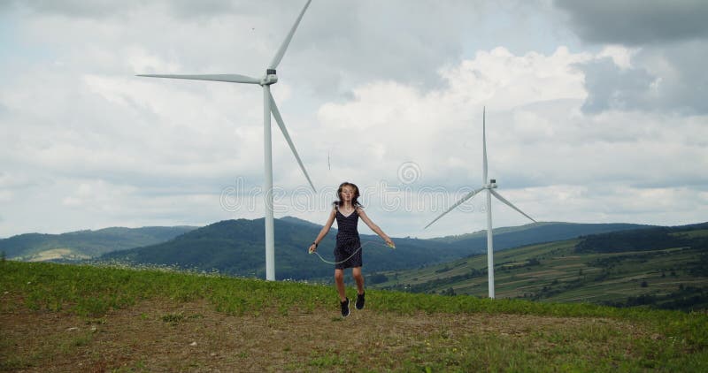 La vidéo souligne l'importance de l'énergie propre et de la vie durable représentée par les éoliennes pendant photographie stock libre de droits