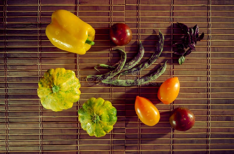 La vie d'automne est toujours en vie - petit courge tacheté, haricots d'asperges, saucisse violette, paprika, tomates jaunes et c images libres de droits La vie d'automne est toujours en vie - petit courge tacheté, haricots d'asperges, saucisse violette, paprika, tomates jaunes et c images libres de droits