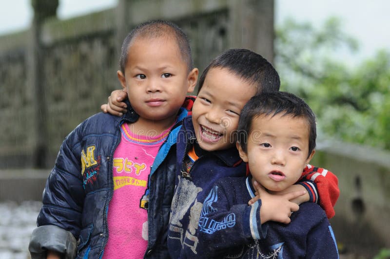 La vie heureuse d'enfants dans le vieux village pauvre en Chine