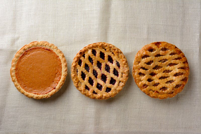 La vie immobile aérienne des tartes cuits au four frais de vacances photographie stock La vie immobile aérienne des tartes cuits au four frais de vacances photographie stock