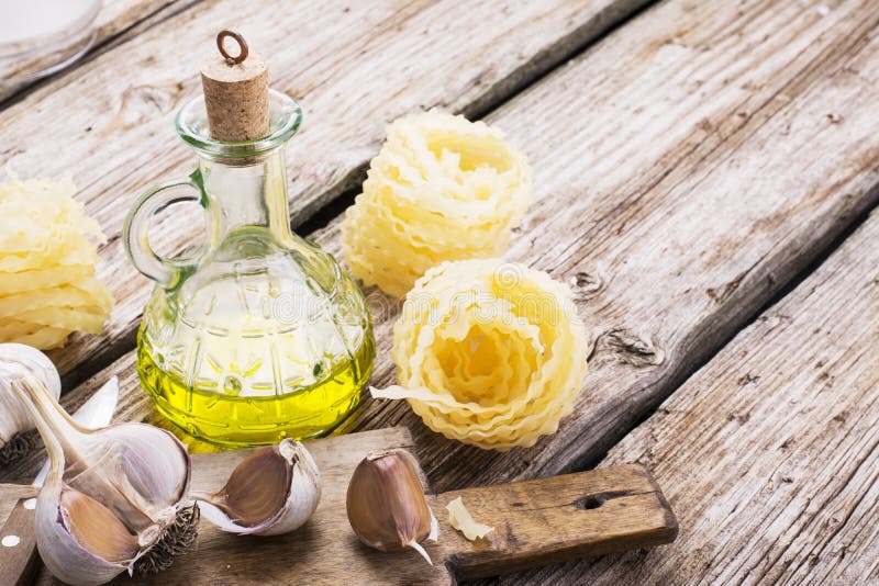 La vie simple de cuisine toujours des pâtes, de l'huile d'olive, de l'ail frais, des herbes et des herbes images libres de droits La vie simple de cuisine toujours des pâtes, de l'huile d'olive, de l'ail frais, des herbes et des herbes images libres de droits