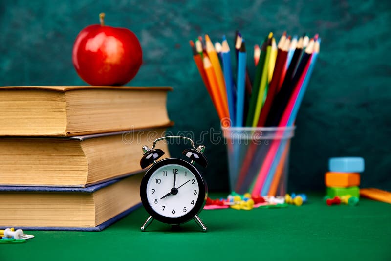 La vie toujours avec des livres d'école De nouveau à l'école photos libres de droits La vie toujours avec des livres d'école De nouveau à l'école photos libres de droits
