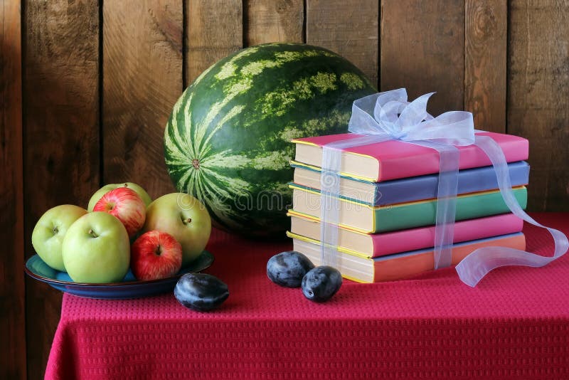 La vie toujours avec des livres, des prunes, une pastèque et des pommes photos libres de droits La vie toujours avec des livres, des prunes, une pastèque et des pommes photos libres de droits