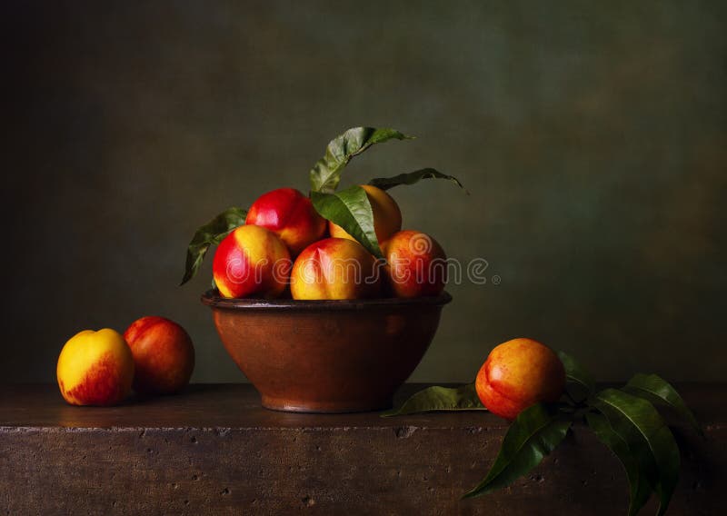 La vie toujours avec des nectarines photographie stock libre de droits La vie toujours avec des nectarines photographie stock libre de droits
