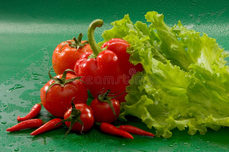 La vie toujours des légumes - tomates, poivrons de piment d'un rouge ardent, paprikas image libre de droits La vie toujours des légumes - tomates, poivrons de piment d'un rouge ardent, paprikas image libre de droits