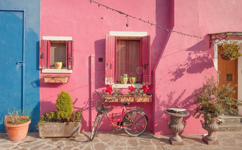 La vieille bicyclette violette a garé longtemps un mur externe en île de Burano photographie stock La vieille bicyclette violette a garé longtemps un mur externe en île de Burano photographie stock