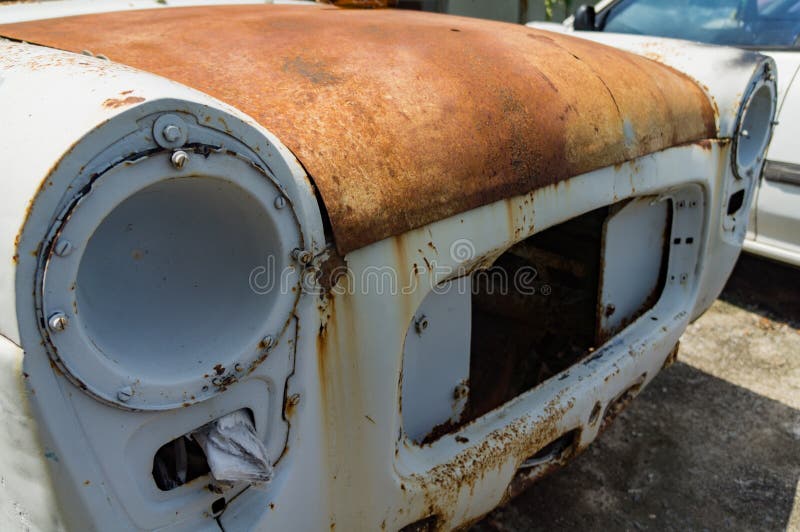 la vieille décharge de voiture photographie stock libre de droits la vieille décharge de voiture photographie stock libre de droits