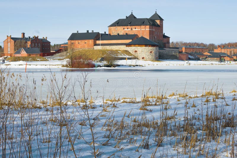 La vieille forteresse-prison sur les rivages du lac Vanajavesi, après-midi de mars Hameenlinna, Finlande images libres de droits La vieille forteresse-prison sur les rivages du lac Vanajavesi, après-midi de mars Hameenlinna, Finlande images libres de droits