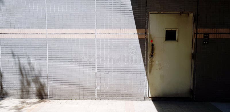 Avoir Images La Vieille Porte D Entree Blanche Dans L Obscurite Avec Un Mur actualisé par