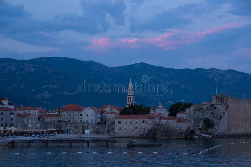 La vieille ville de Budva, l'église de St John, mogren la plage, coucher du soleil photo libre de droits La vieille ville de Budva, l'église de St John, mogren la plage, coucher du soleil photo libre de droits
