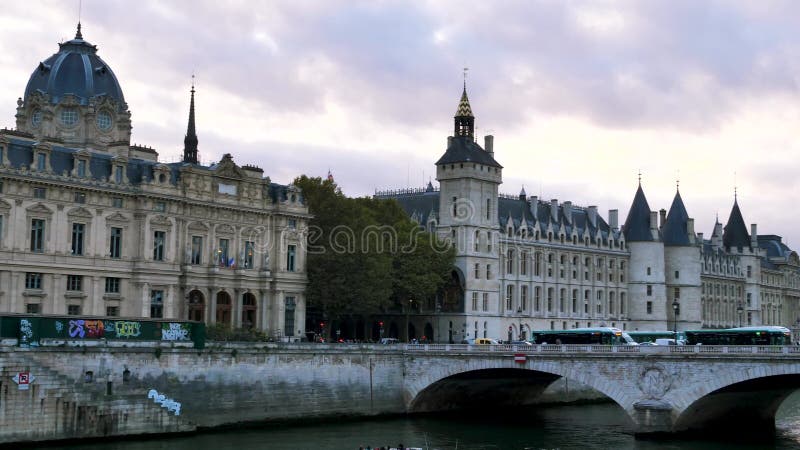 La vieja arquitectura de París Barco de placer con la gente en el río