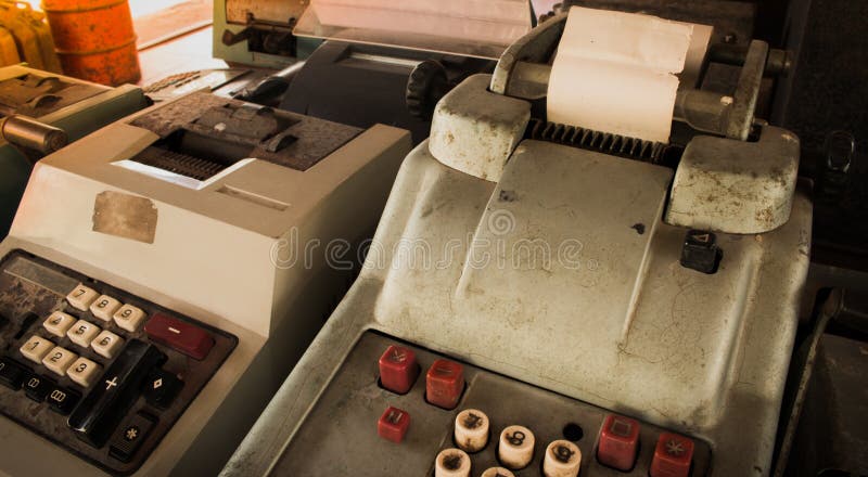 La vieja caja registradora antigua, las máquinas sumadoras o la antigüedad calculan imagen de archivo La vieja caja registradora antigua, las máquinas sumadoras o la antigüedad calculan imagen de archivo