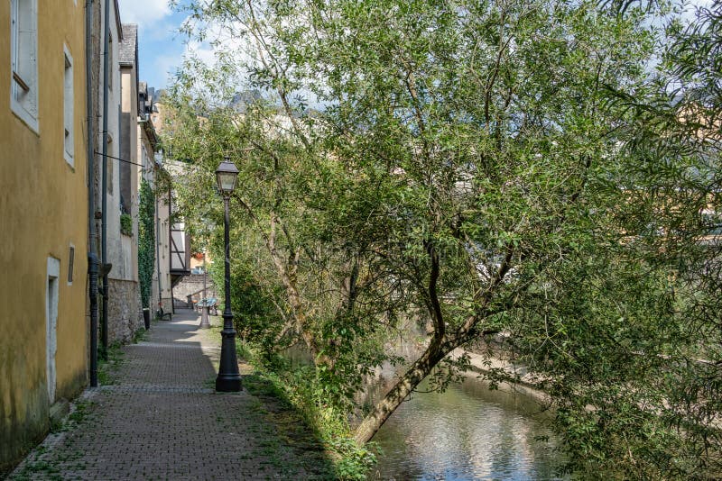La ville, Chambres et arbres du centre de Grund Luxembourg le long de rivière d'Alzette image libre de droits La ville, Chambres et arbres du centre de Grund Luxembourg le long de rivière d'Alzette image libre de droits