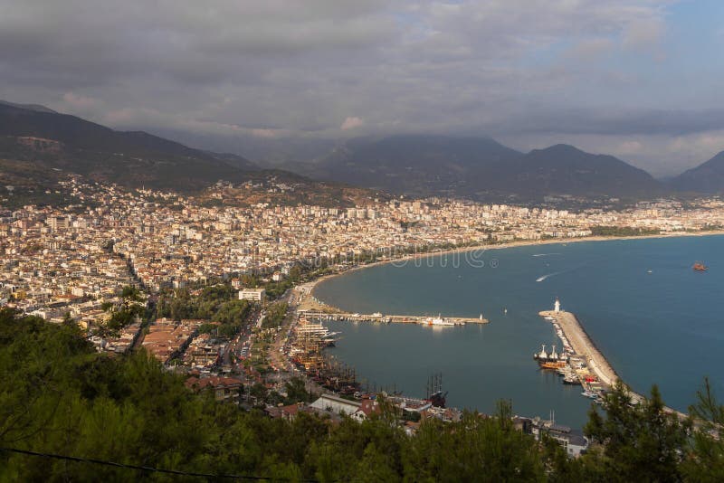 La ville d'alanya turkey et la mer méditerranée vue d'oiseaux. photographie stock