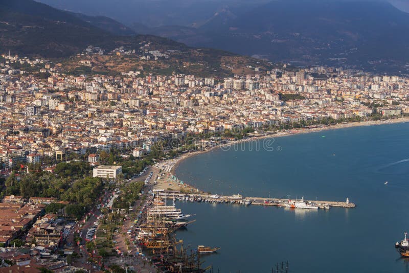 La ville d'alanya turkey et la mer méditerranée vue d'oiseaux. photographie stock libre de droits