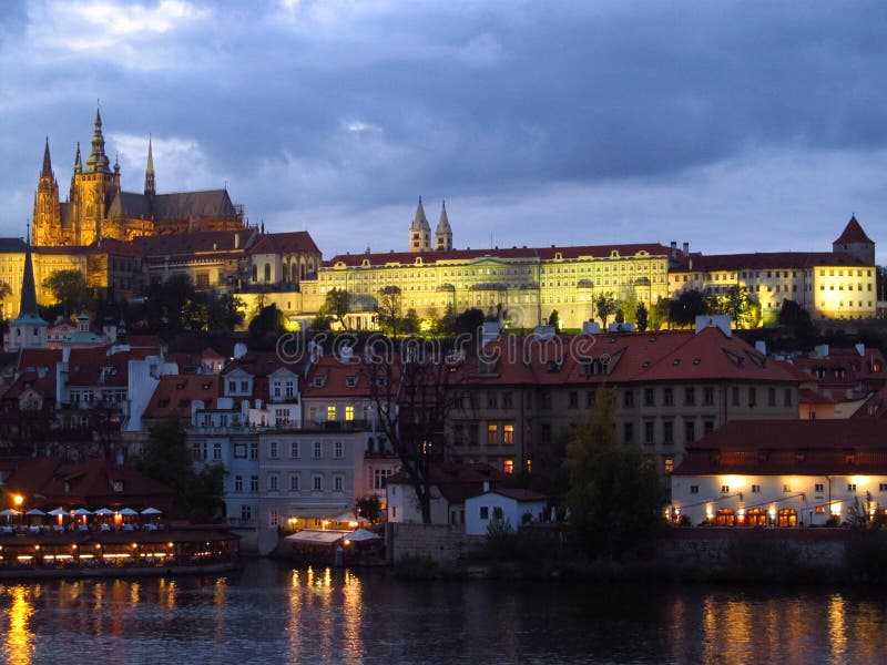 La ville de la scène de nuit de Prague images libres de droits La ville de la scène de nuit de Prague images libres de droits