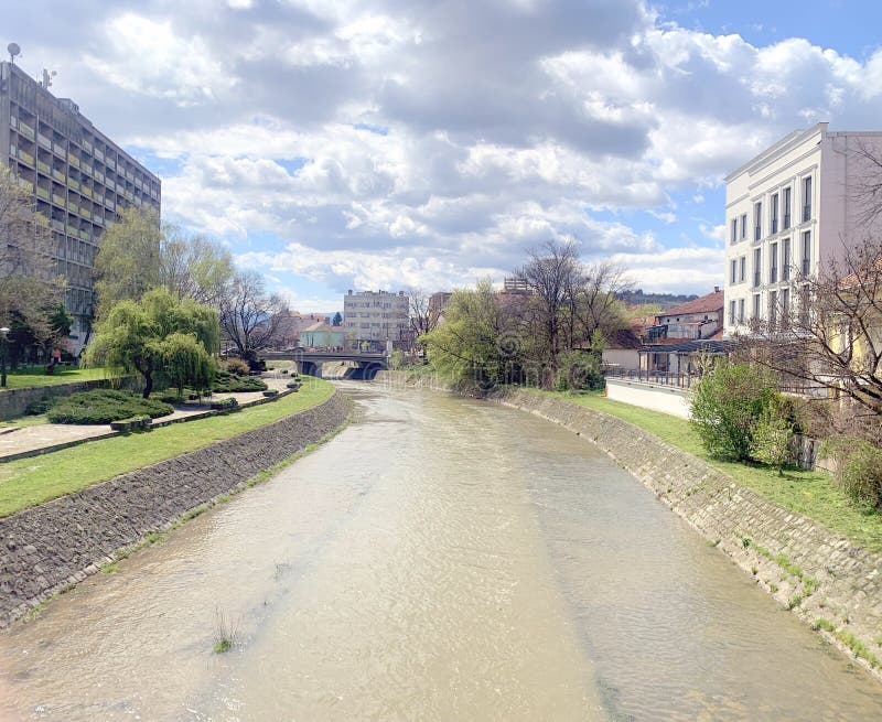 La ville de leskovac dans le sud de la serbie. vue sur la promenade près de la rivière veternica. vue d'une partie du cours de la rivière veternica et du ciel couvert au début du printemps.