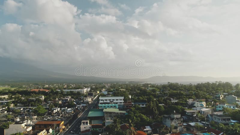 La ville rurale chez le volcan Mayon explosent aérien. Ville de contryside à la vallée verte. Les rues cottages banque de vidéos