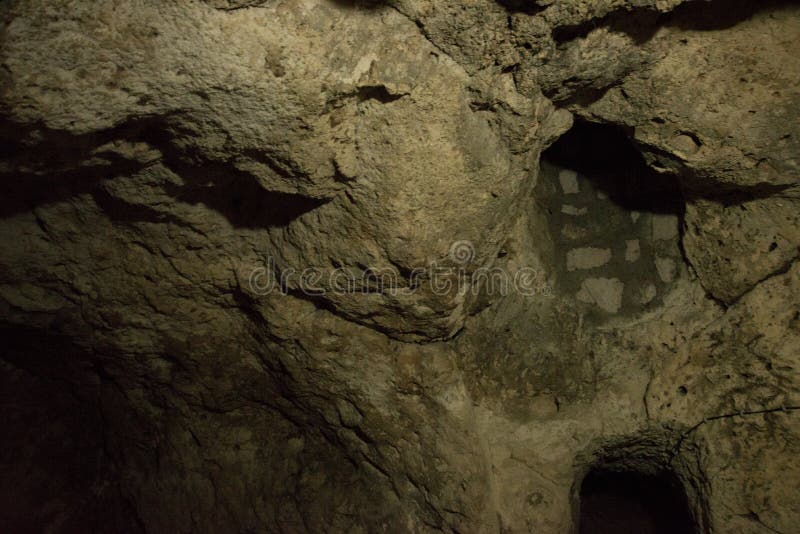 La ville souterraine de Derinkuyu est une ville à multiniveaux antique de caverne dans Cappadocia, Turquie Visite verte image libre de droits La ville souterraine de Derinkuyu est une ville à multiniveaux antique de caverne dans Cappadocia, Turquie Visite verte image libre de droits