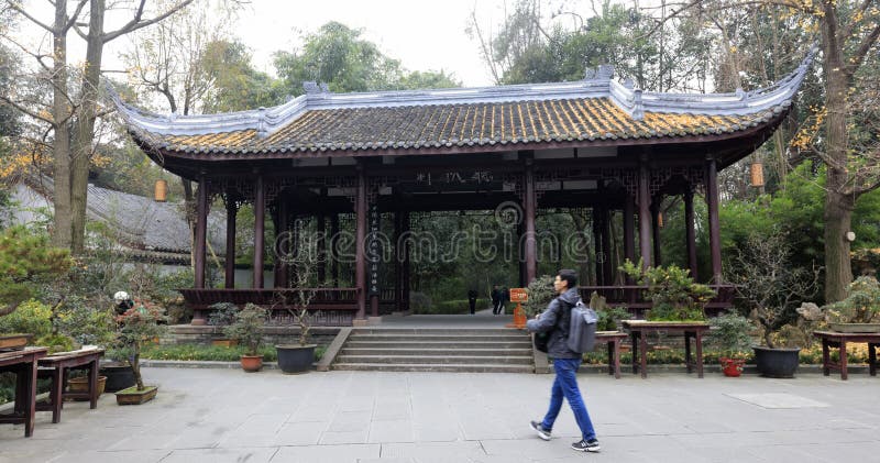 La visita turistica a Du Fu ha ricoperto di paglia il cottage, l'adobe rgb immagini stock libere da diritti La visita turistica a Du Fu ha ricoperto di paglia il cottage, l'adobe rgb immagini stock libere da diritti