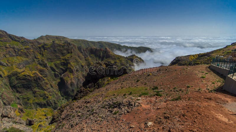 La visión abajo sobre las nubes de cuestas de Pico hace