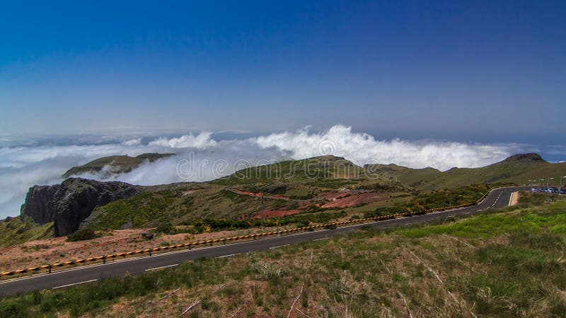 La visión abajo sobre las nubes de cuestas de Pico hace