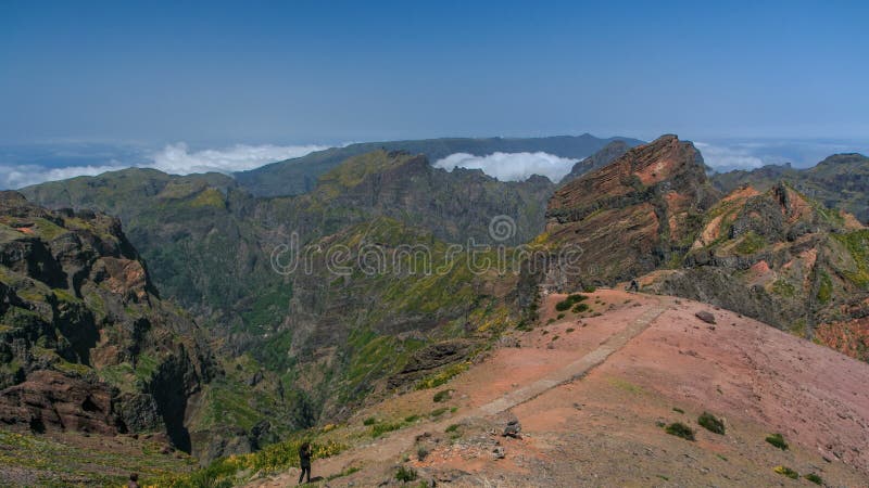 La visión abajo sobre las nubes de cuestas de Pico hace