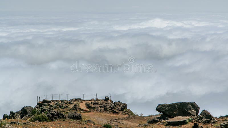 La visión abajo sobre las nubes de cuestas de Pico hace