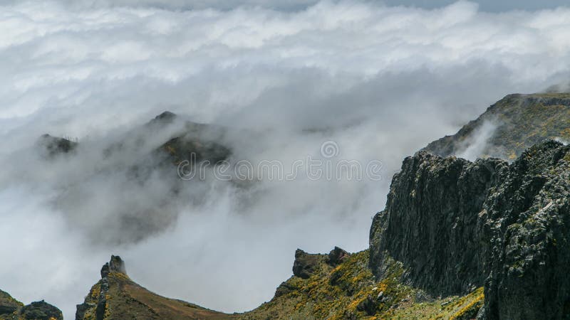 La visión abajo sobre las nubes de cuestas de Pico hace