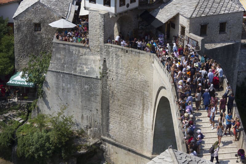 La visión desde arriba del puente histórico de Mostar apretó con la gente imagenes de archivo La visión desde arriba del puente histórico de Mostar apretó con la gente imagenes de archivo